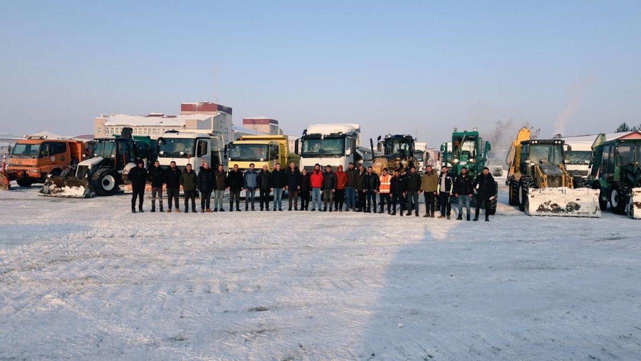 Ağrı'da 90 okul ve kamu kurumunda kar temizleme çalışmaları başlatıldı