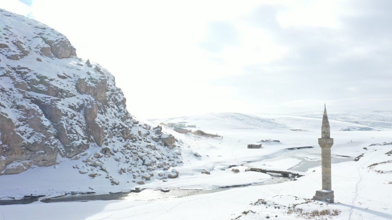 Ağrı’da Barajdan Çıkan Tarihi Minare Kışın Kartpostallık Görünüm Oluşturdu