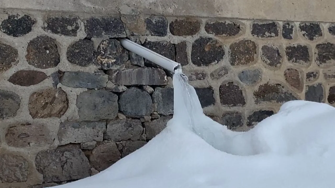 Ağrı'da dondurucu soğuklar: Ağaçlar kırağıyla kaplandı, nehirler dondu