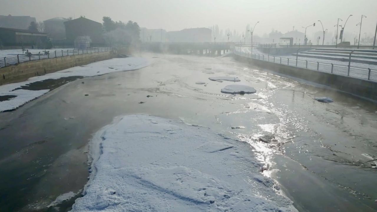 Ağrı’da dondurucu soğuklar: Kent merkezinde kırağı ve metrelerce buz sarkıtı oluştu