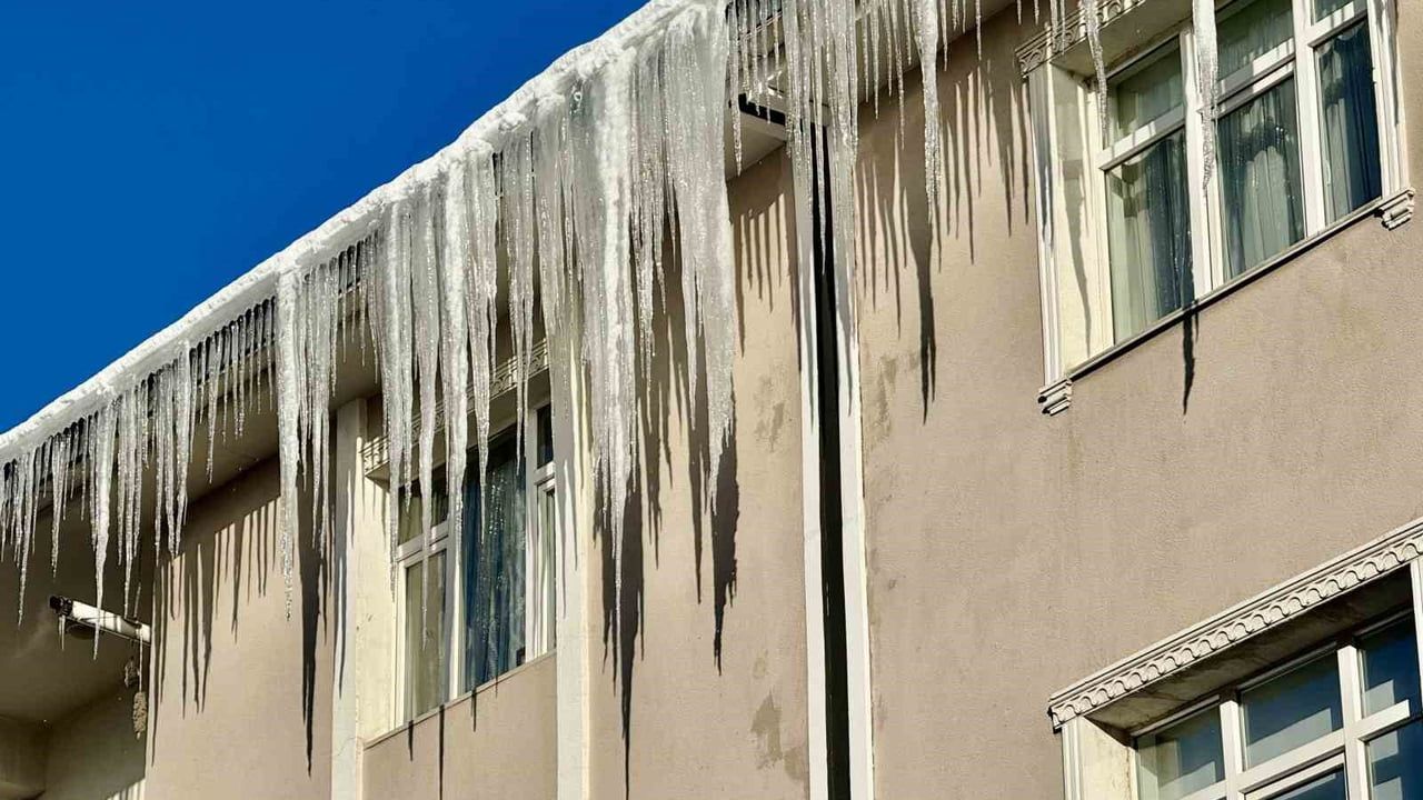Ağrı’da eksi 20°C soğuklar çatılarda metrelerce buz sarkıtı oluşturuyor
