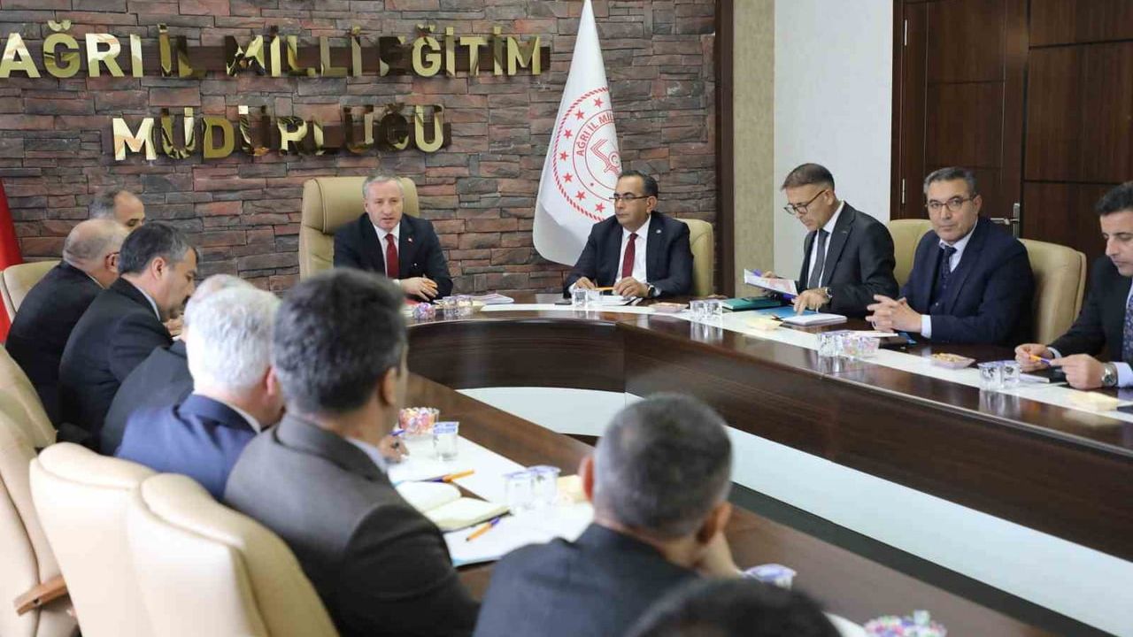 Ağrı'da ikinci dönem hazırlıkları değerlendirildi: İl Milli Eğitim Müdürü Kökrek başkanlığında toplantı