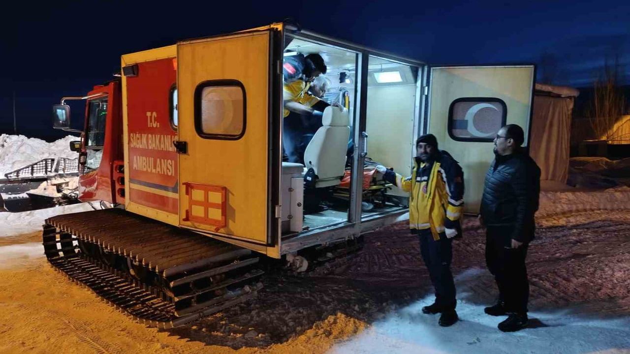 Ağrı’da kapalı köy yolundaki 77 yaşındaki hasta kar paletli ambulansla hastaneye ulaştırıldı