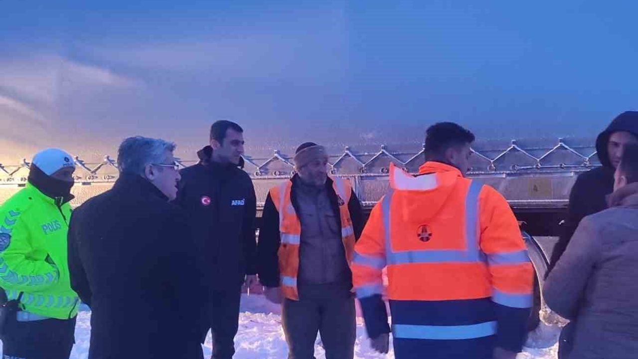 Ağrı'da Kar ve Fırtına: Ekipler Mahsur Kalan Vatandaşları Kurtardı