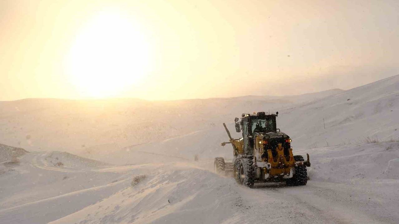 Ağrı’da Kar ve Tipi 110 Köy Yolunu Ulaşıma Kapattı, Ekipler Çalışma Başlattı