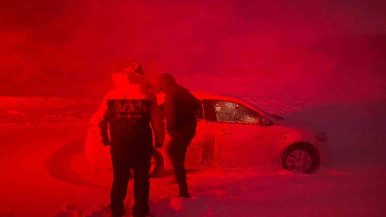 Ağrı'da Kar ve Tipide Mahsur Kalanlar AFAD Ekiplerince Kurtarıldı