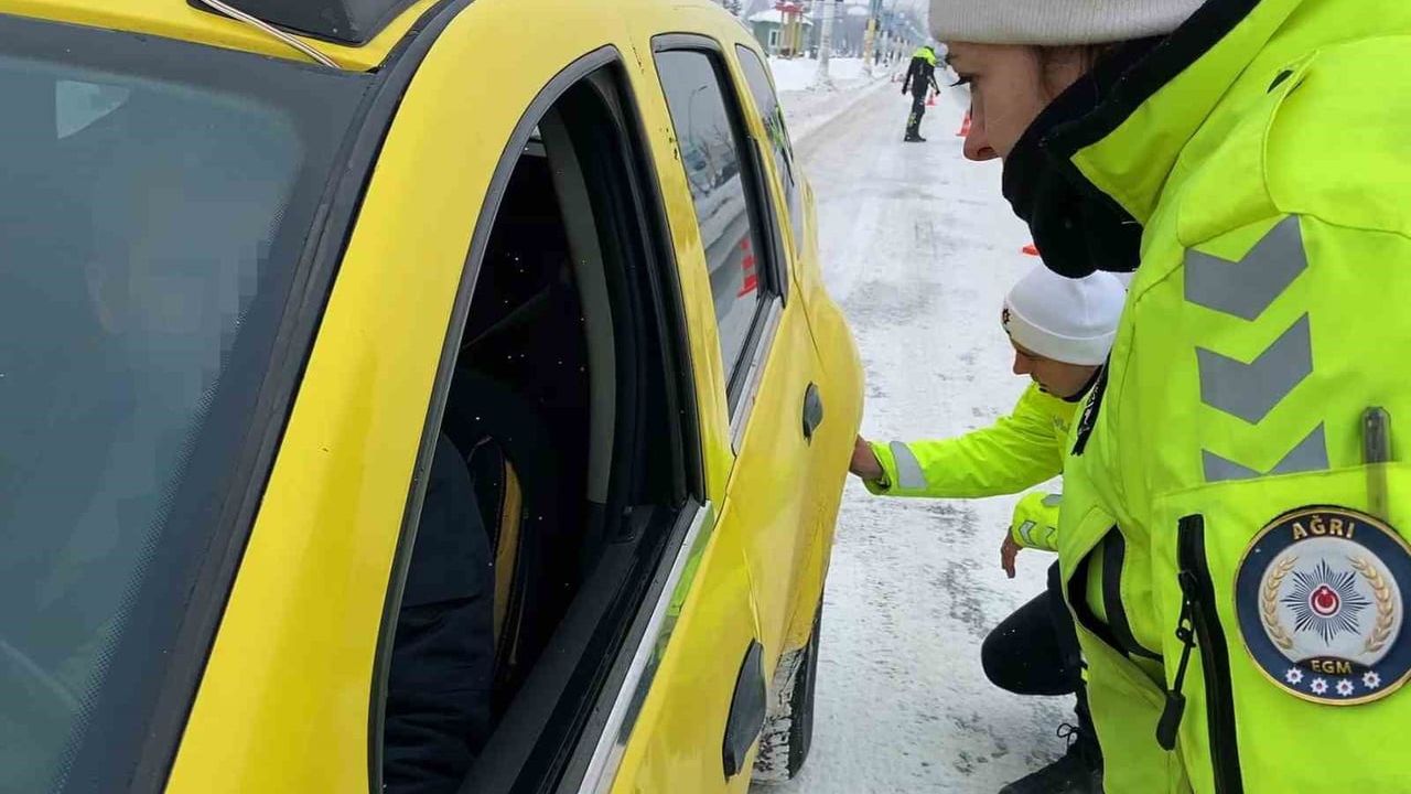 Ağrı'da kış koşullarına karşı eş zamanlı trafik denetimleri sürüyor