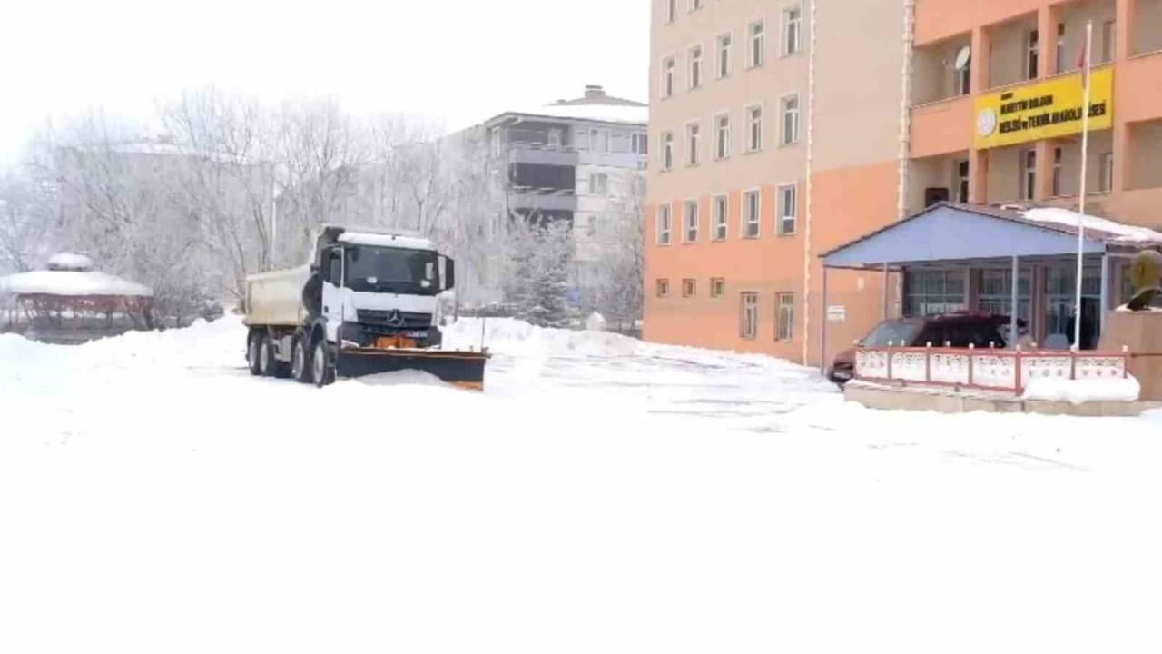 Ağrı'da okullar ikinci dönem öncesi kar temizliğiyle eğitime hazırlandı