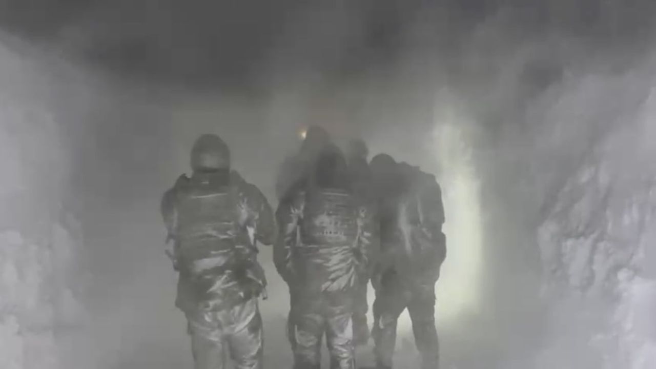 Ağrı'da tipi nedeniyle Kağızman-Ağrı karayolunda mahsur kalan iki kişi kurtarıldı