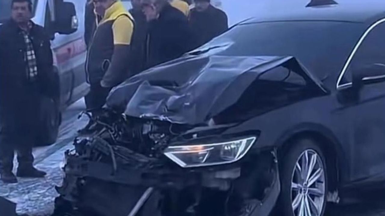 Ağrı'da yoğun sis nedeniyle Patnos–Erciş kara yolunda otomobil kazası