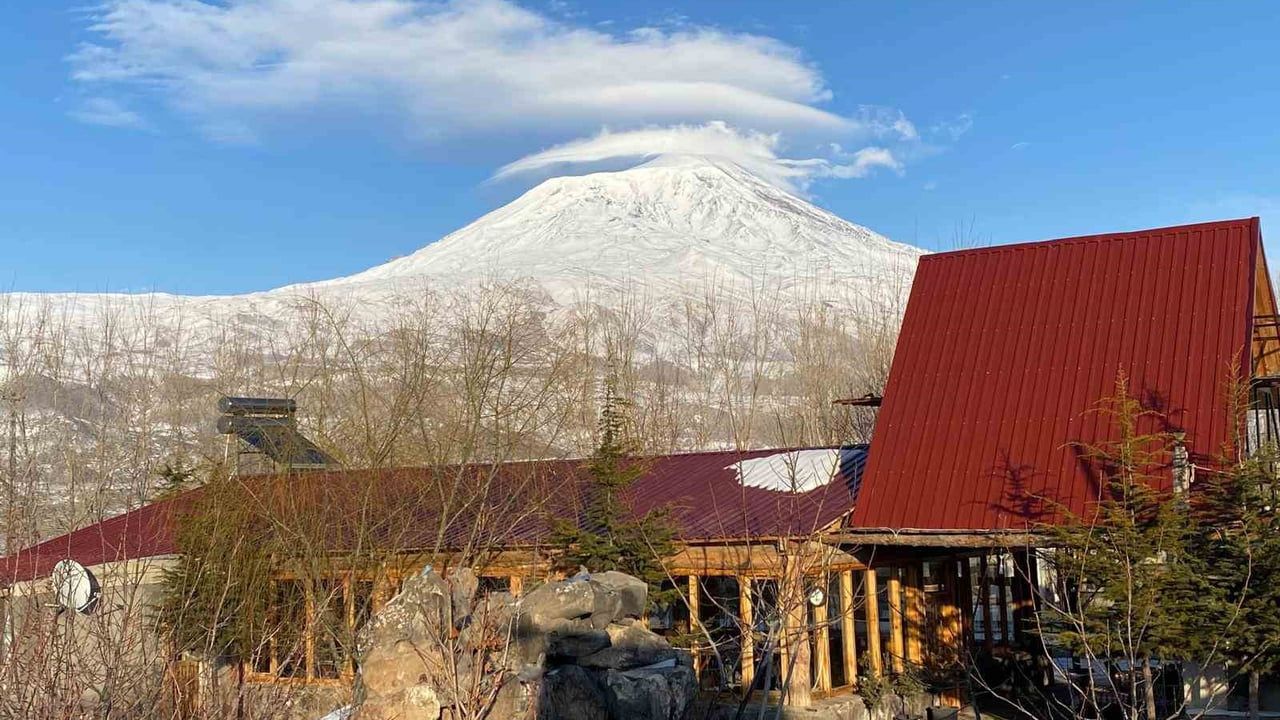 Ağrı Dağı Zirvesinde Oluşan Mercek Bulutu İlgi Çekti
