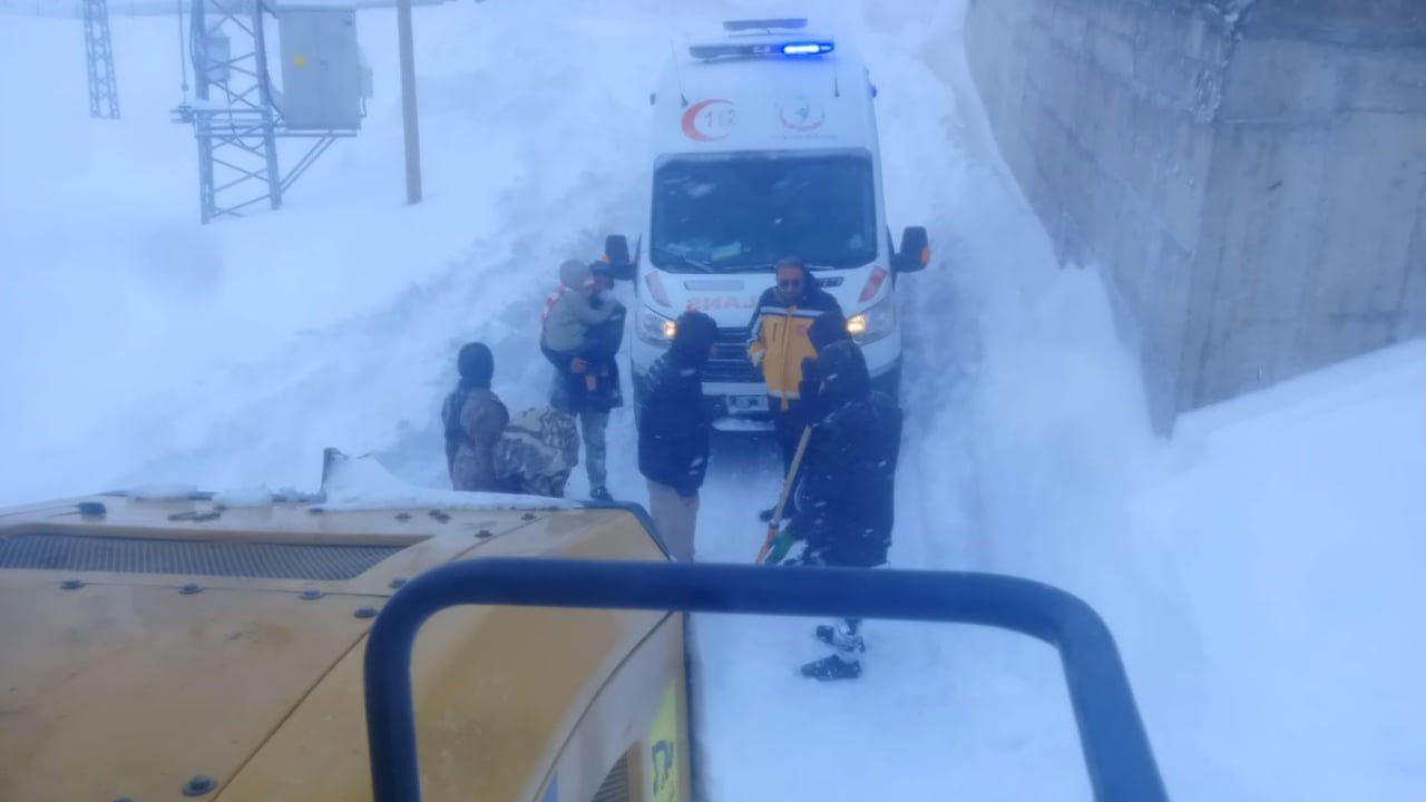 Ağrı Eleşkirt’te karla mücadele: Kapanan köy yollarında fenalaşan 3 kişiye müdahale