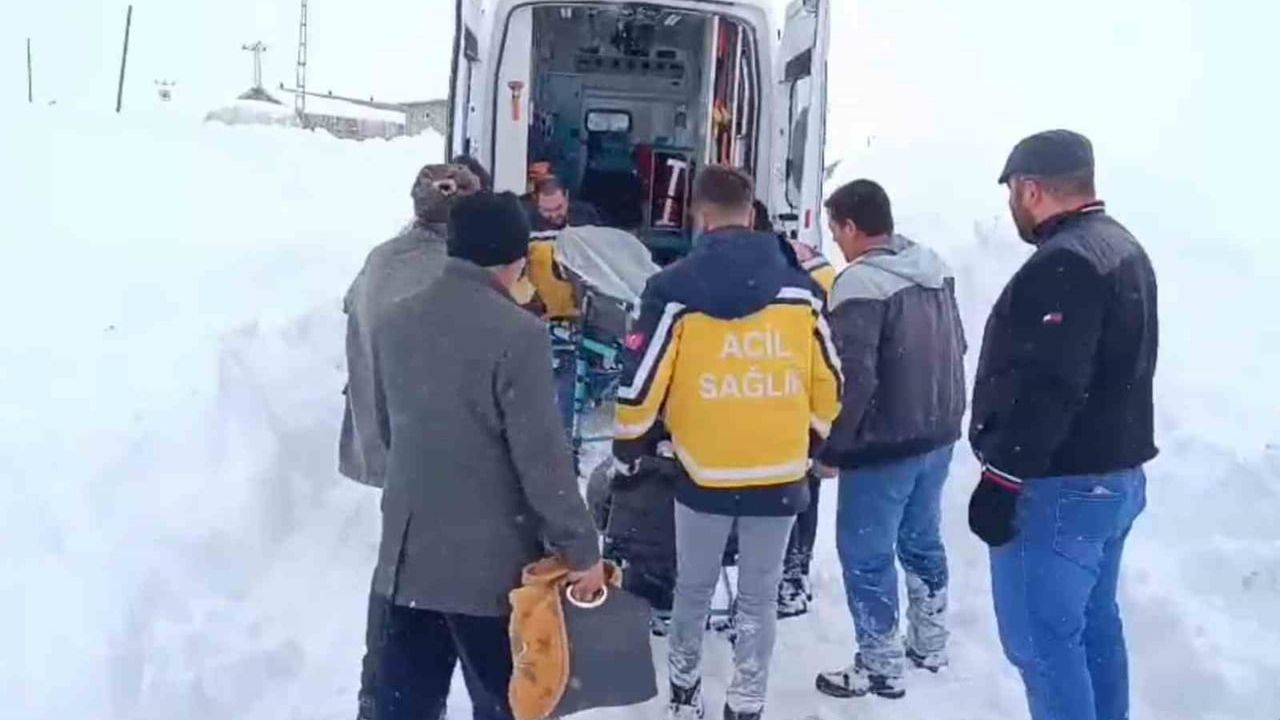 Ağrı Hamur'da karla kapanan köyde 4 saatlik yol açma çalışmasıyla hasta hastaneye ulaştırıldı