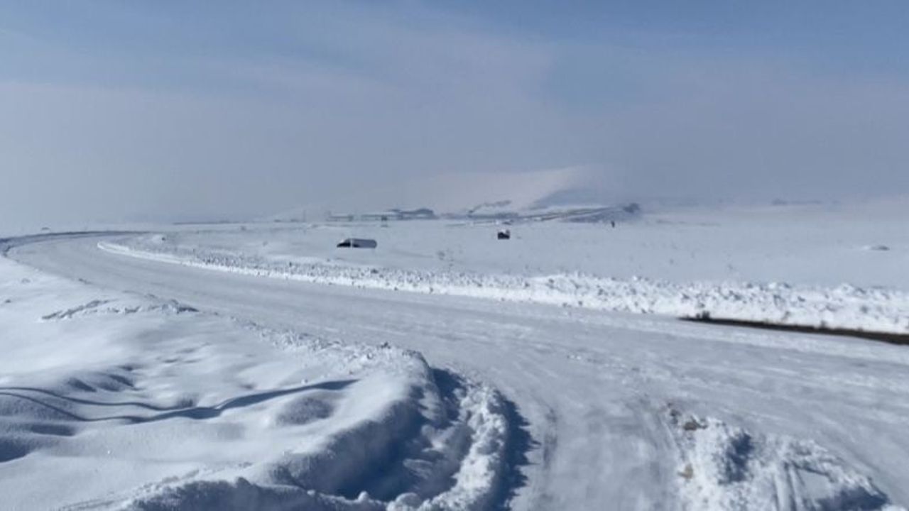 Ağrı'nın Patnos İlçesi Aşağı Göçmez Köyü'nde Kartpostallık Kar Manzarası