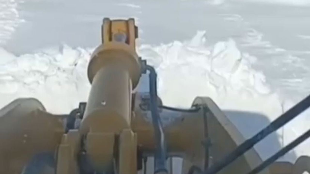 Ağrı Patnos’ta kapanan köy yolları karla mücadeleyle yeniden ulaşıma açıldı