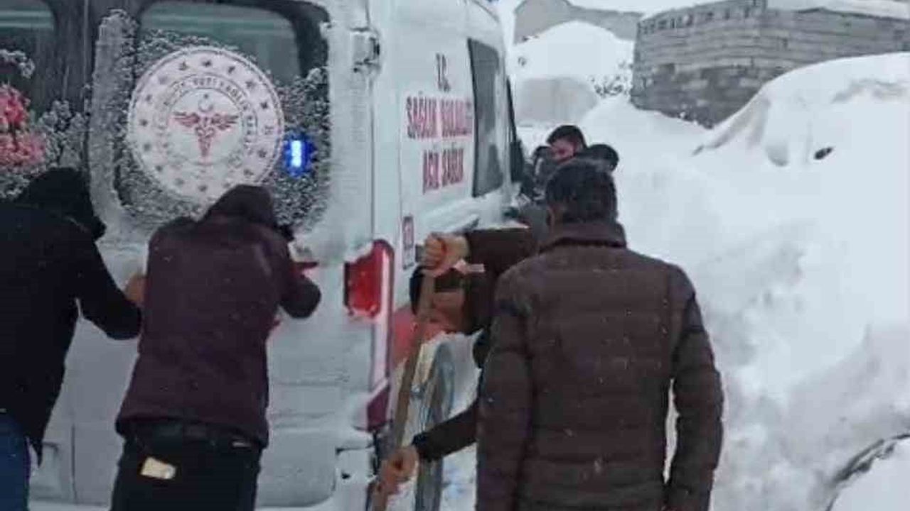 Ağrı Patnos'ta Kar Engel Tanımadı: Cihaza Bağımlı 7 Yaşındaki Sinan Hastaneye Ulaştırıldı