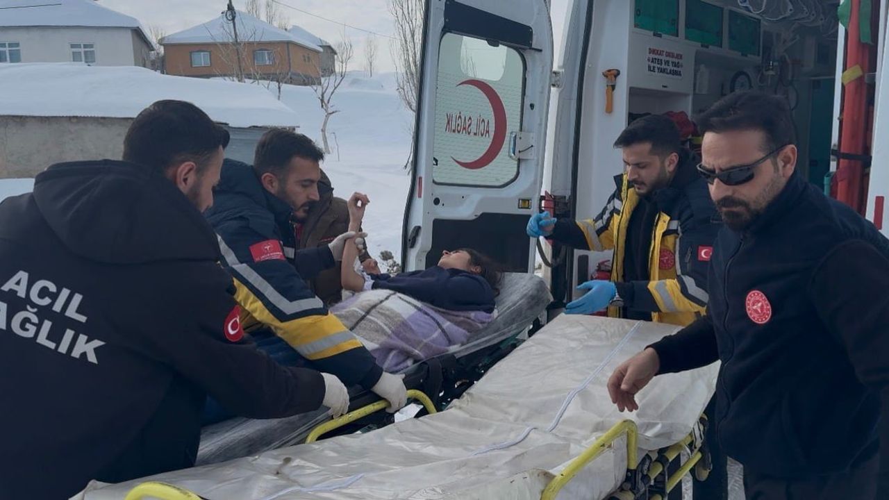 Ağrı Patnos Uzunca Köyü’nde 15 Yaşındaki Toprak Sarı, Paletli Ambulansla Hastaneye Sevk Edildi