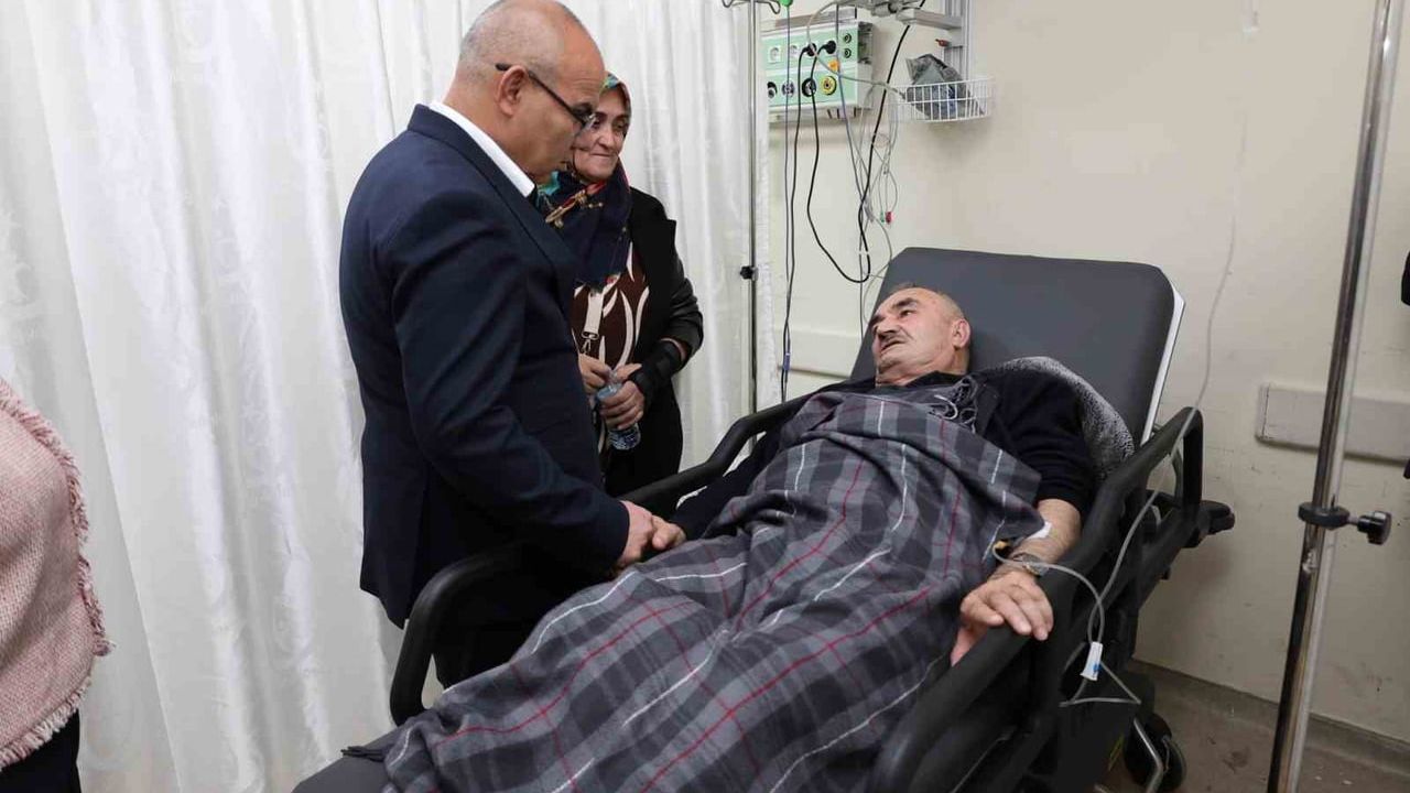 Ağrı Valisi Mustafa Koç, yılın son gününde 112, hastane ve uygulama noktalarını ziyaret etti