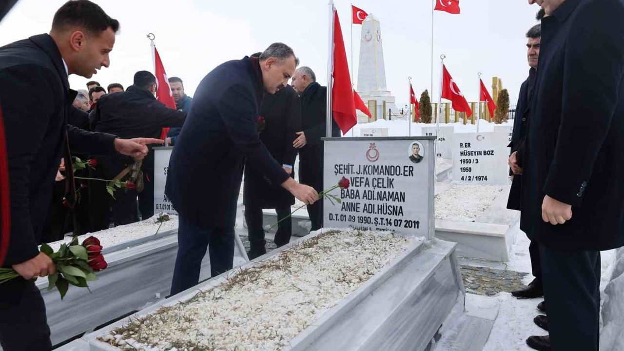 Ağrı Valisi Önder Bozkurt göreve başladı: Merkez Şehitliği ve şehit aileleri ziyaret edildi