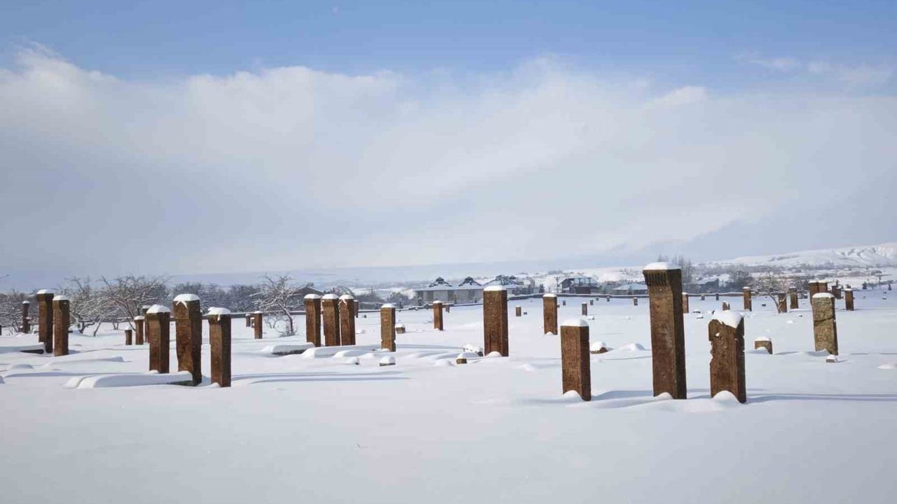 Ahlat’ta kış: Selçuklu Meydan Mezarlığı ve tarihi mekanlarda karla örtülü manzaralar
