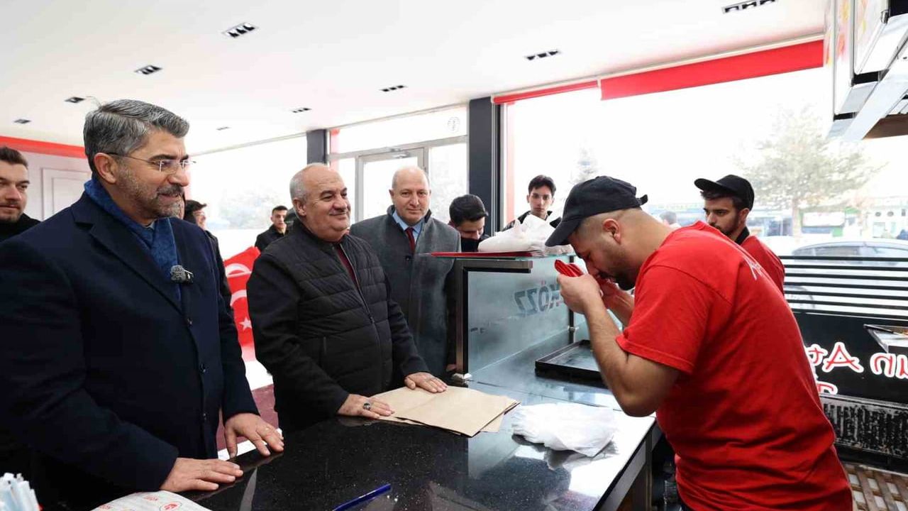 AK Parti Erzurum İl Başkanı Av. İbrahim Küçükoğlu Aziziye'de bayrak dağıttı