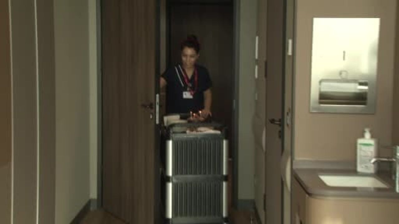 Akalazya tanısı alan dermatolog, POEM ile doğum günü pastasını yiyebildi