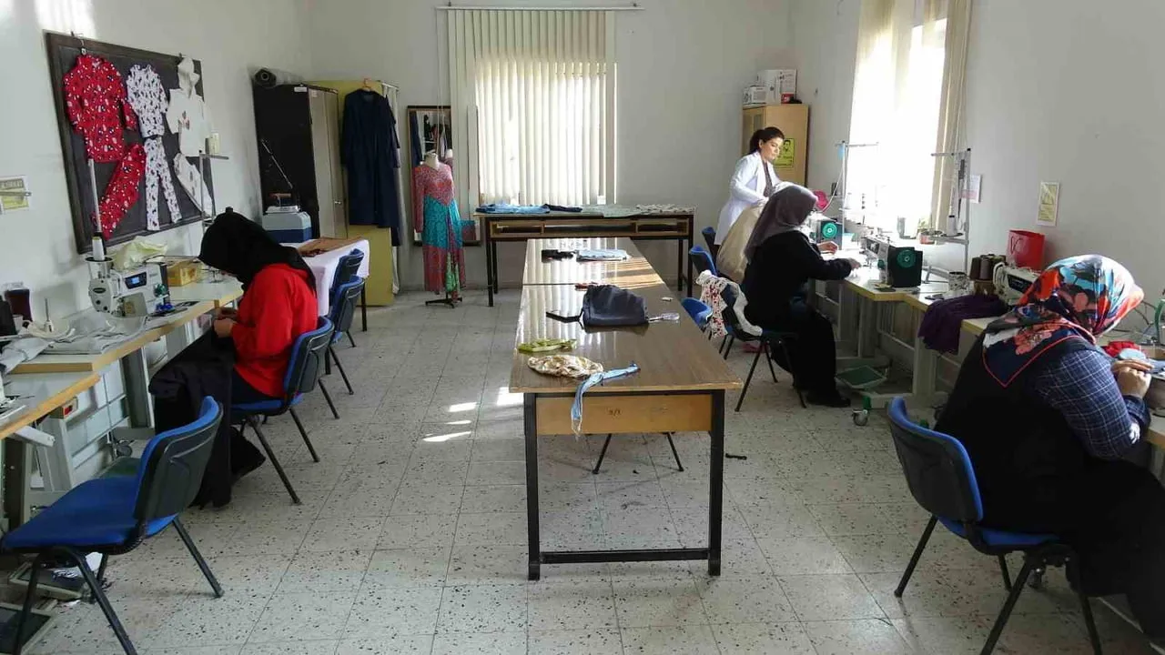 Akçadağ’da cezaevi lojmanlarında düzenlenen kurslarla kadınlar meslek öğrenip aile bütçesine katkı sağlıyor