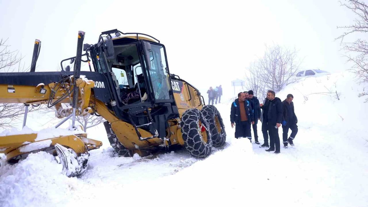 Akçadağ'da kar nedeniyle yoldan çıkan iş makinesi kurtarıldı