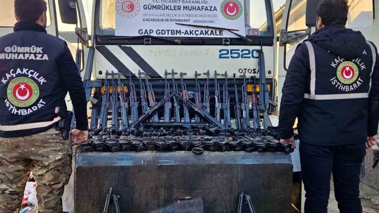 Akçakale'de kamyon yakıt deposunda 52 uzun namlulu silah ele geçirildi