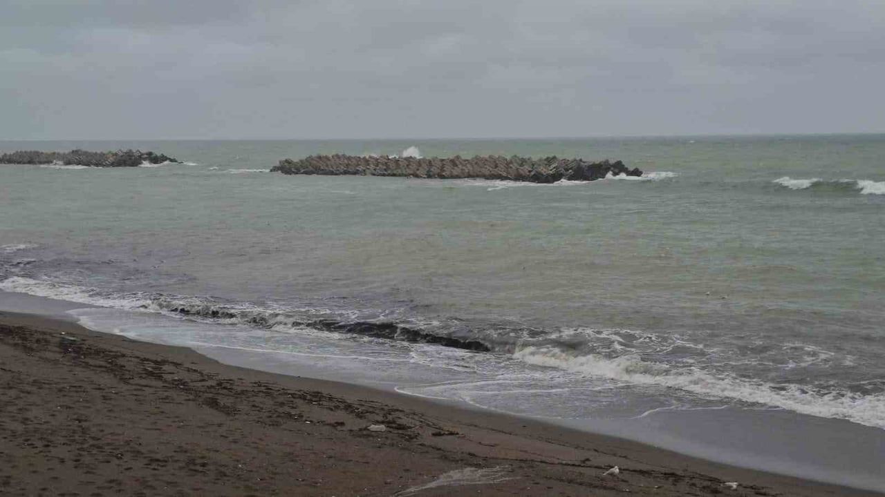 Akçakoca'da Sağanak ve Fırtına Etkili Oldu: Dalgalar Dalgakıranları ve Sahili Dövdü