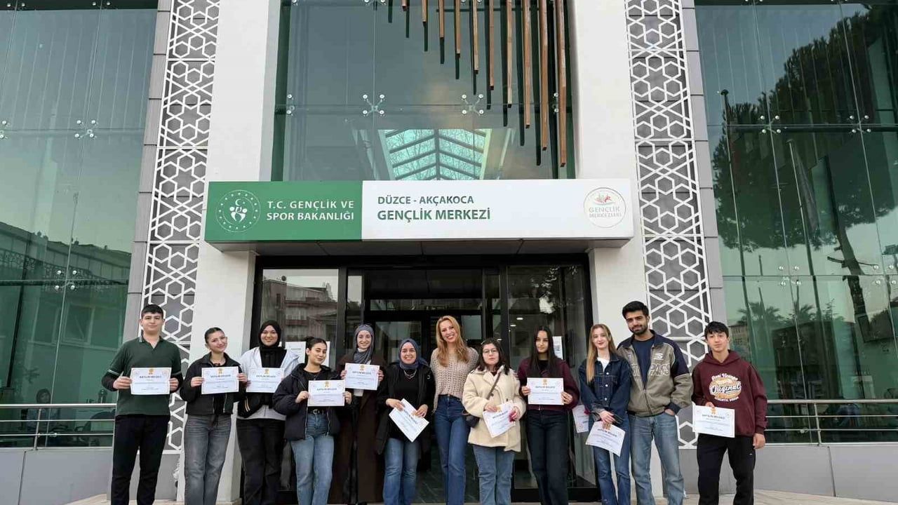 Akçakoca Gençlik Merkezi'nde diksiyon atölyesi yoğun katılımla tamamlandı