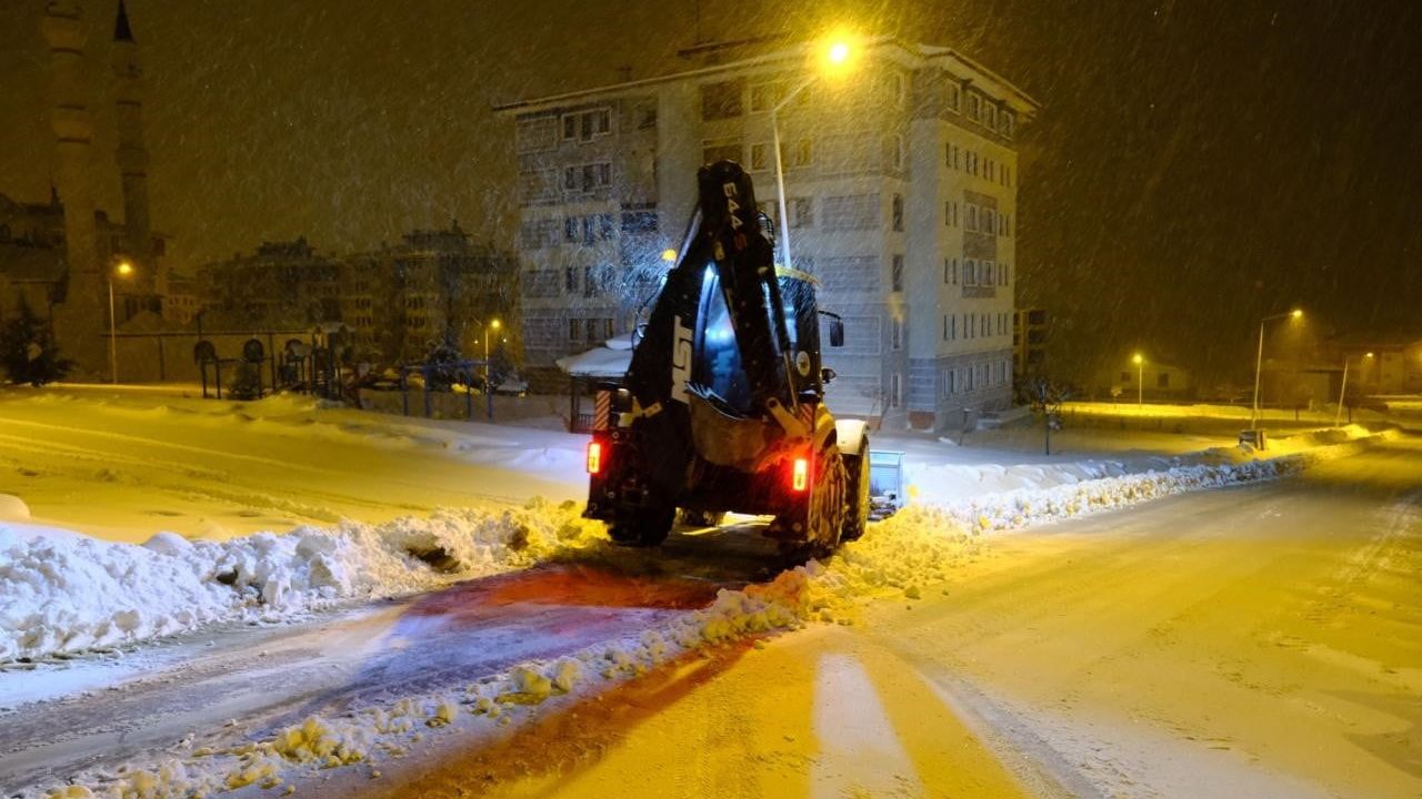 Akdağmadeni Belediyesi karla mücadeleyi aralıksız sürdürüyor