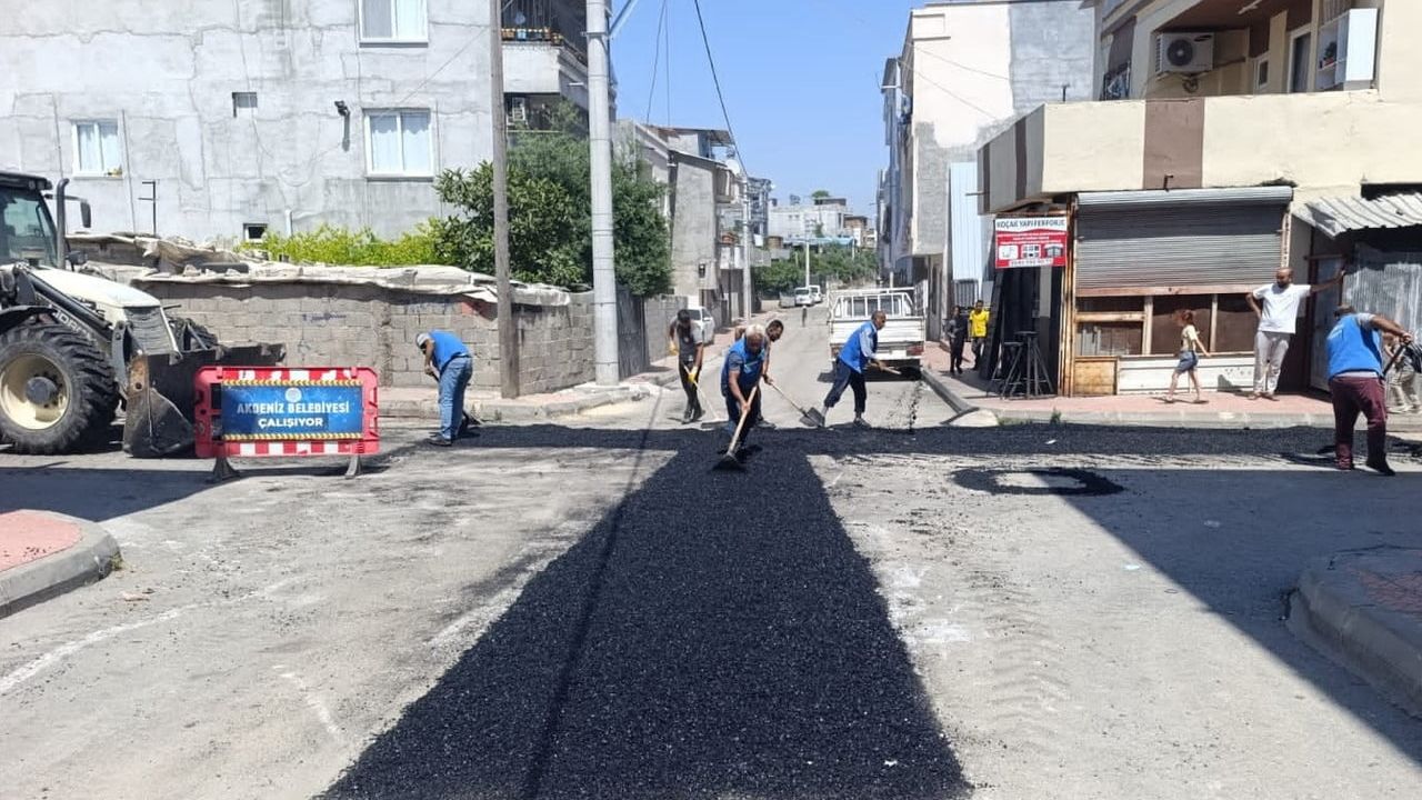 Akdeniz'de 65 mahallede yol ve asfalt çalışmaları sürüyor
