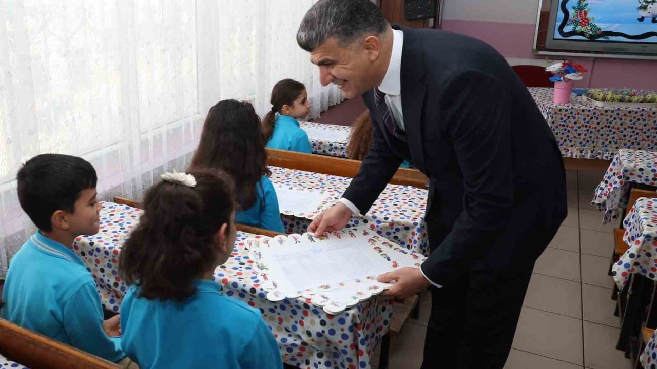 Akdeniz Kaymakamı Zeyit Şener, Kıbrıs Okullarında Karneleri Dağıttı