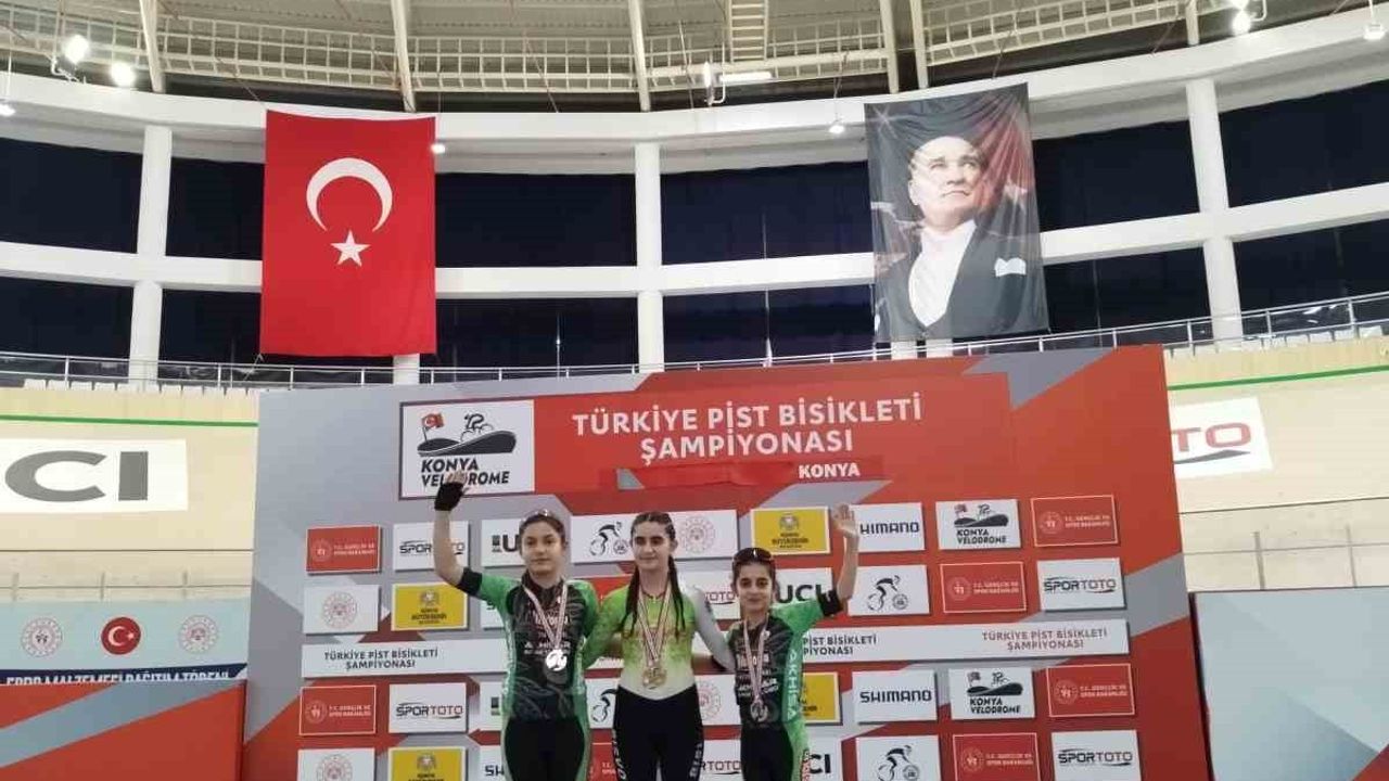 Akhisarlı bisikletçiler Konya Velodromu'nda U13 kategorisinde kürsüye çıktı