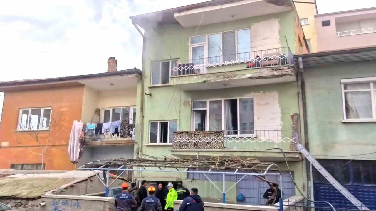Aksaray'da 2 katlı binada yangın: 5 kişi dumandan etkilendi