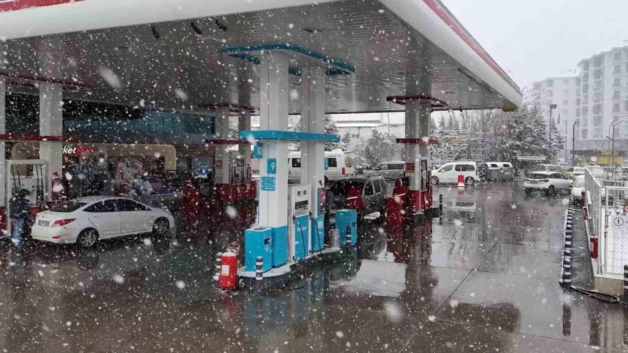 Aksaray’da akşam başlayan kar yağışı şehir genelini beyaza bürüdü