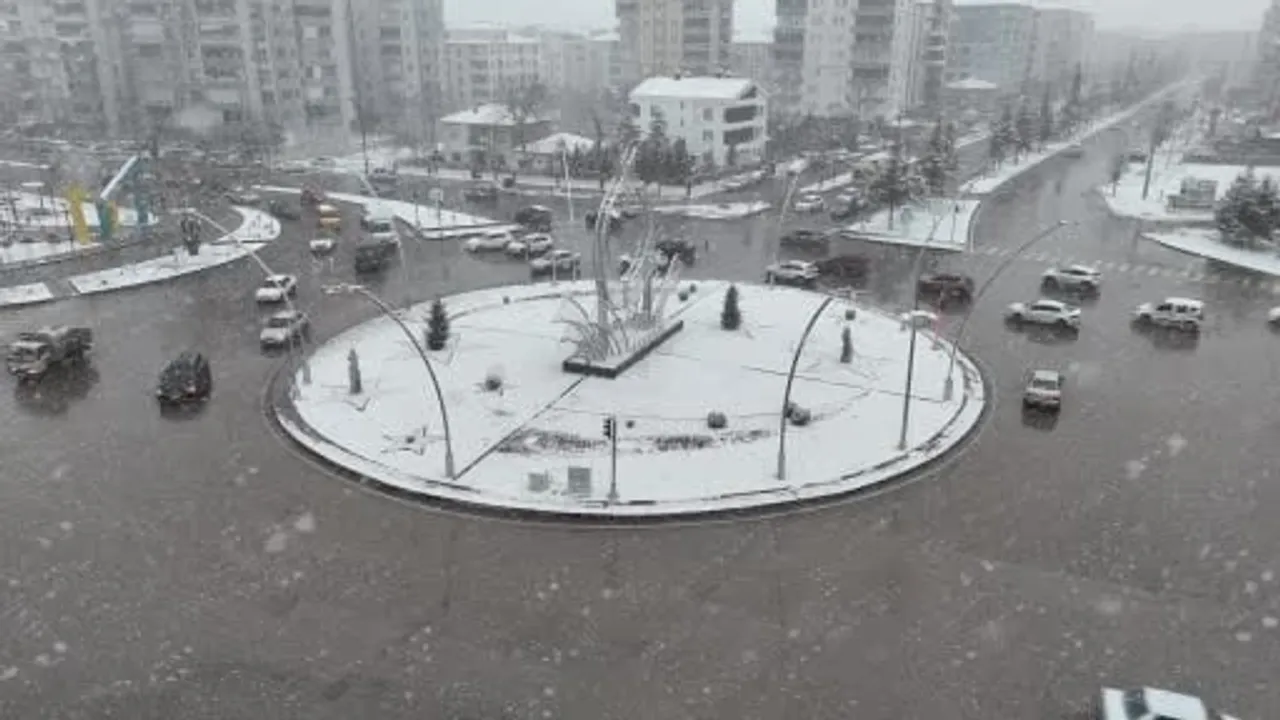 Aksaray'da akşam başlayan kar yağışı şehri beyaza bürüdü