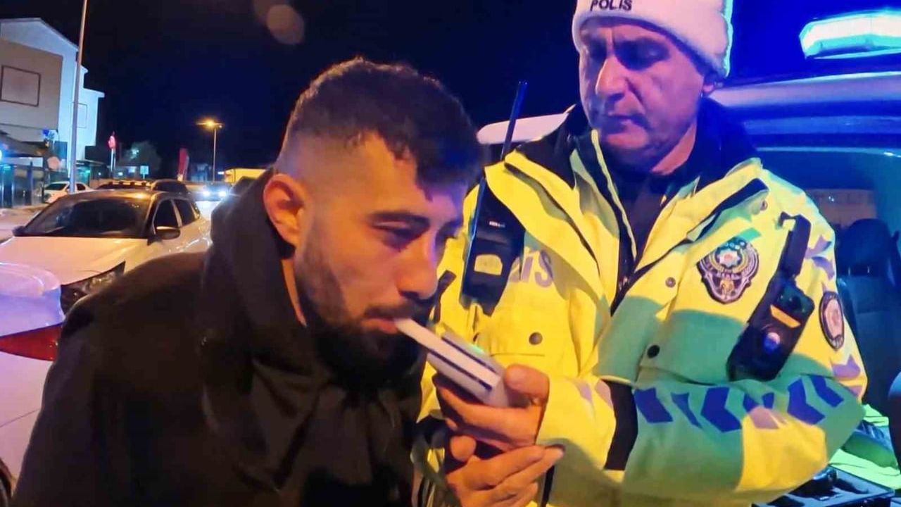 Aksaray'da alkollü sürücü ehliyeti alınmasına rağmen araç başında içmeye devam etti