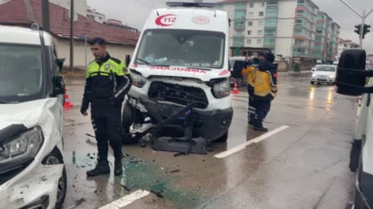 Aksaray'da ambulans ile hafif ticari aracın çarpışması: 8 yaralı