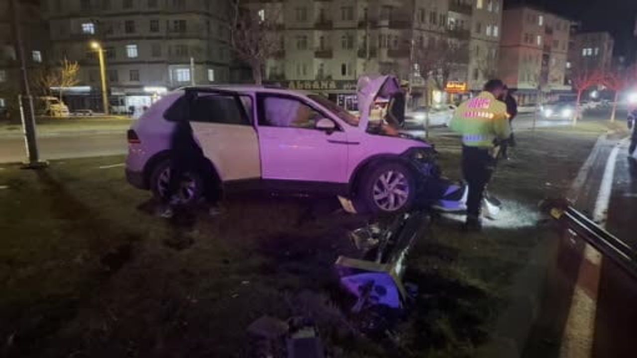 Aksaray'da aydınlatma direğine çarpan otomobilde yangın; sürücü kaçtı