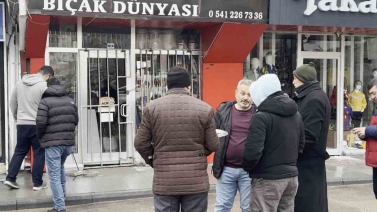 Aksaray'da bıçakçı dükkanının vitrini kırıldı; binlerce liralık bıçaklar çalındı