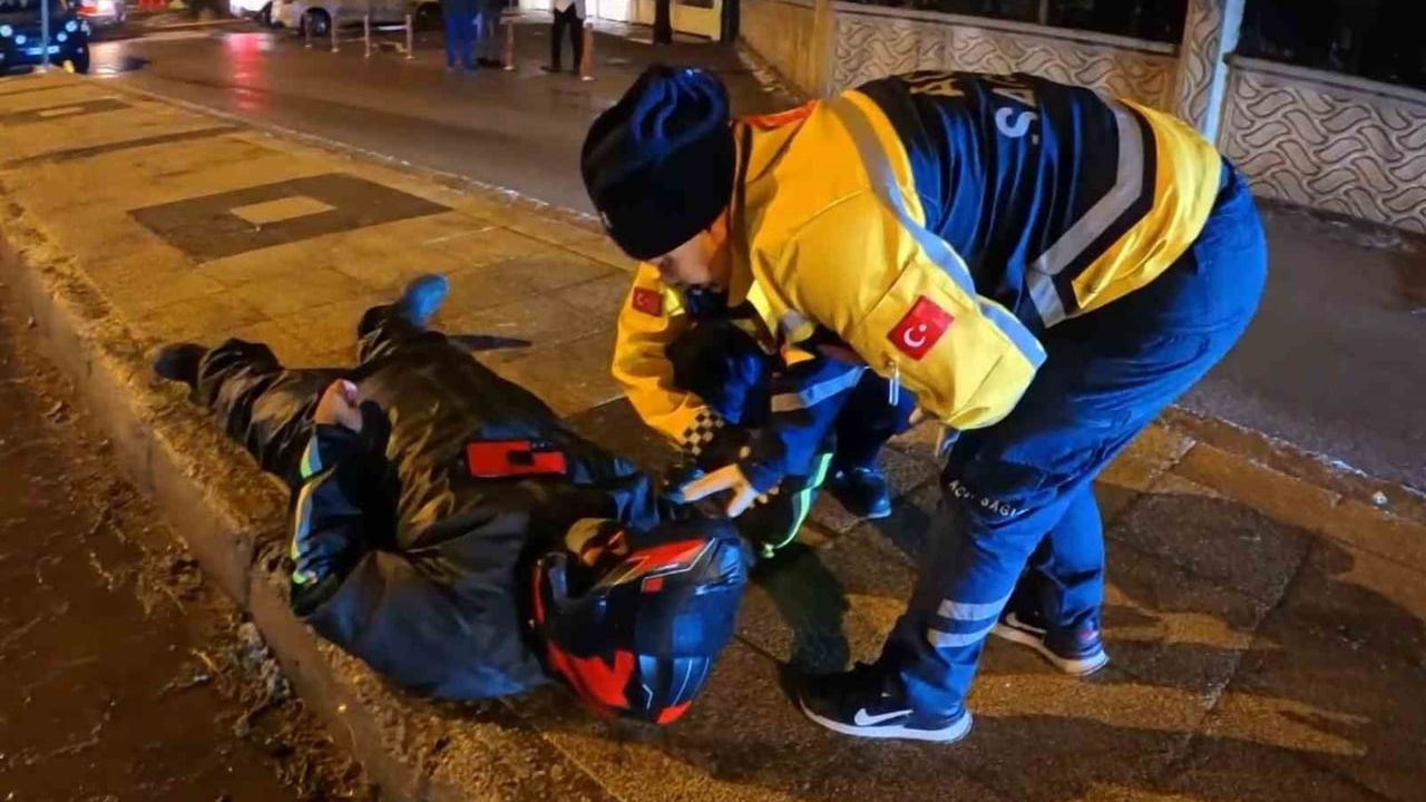 Aksaray'da buzlu yolda motosiklet kaydı: sürücü yola savrulup yaralandı