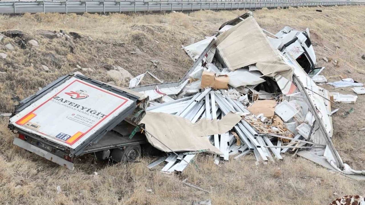 Aksaray'da demir profil yüklü tır şarampole devrildi: sürücü ağır yaralandı