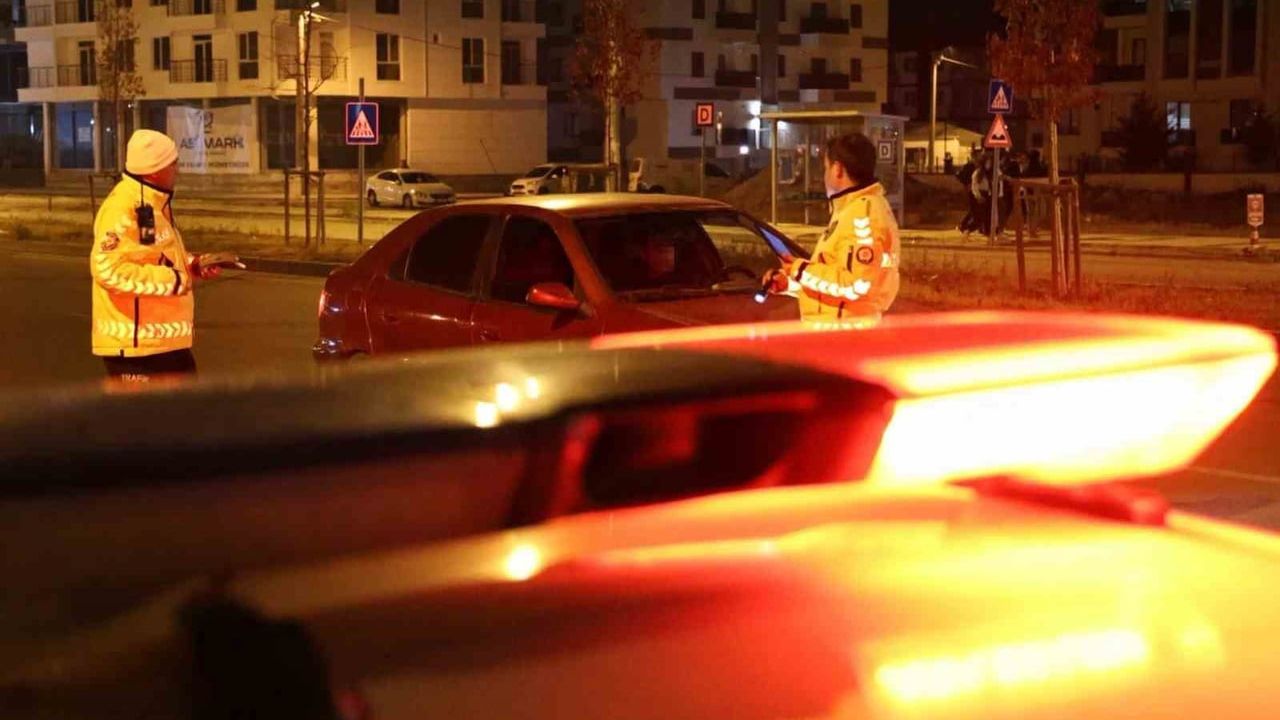 Aksaray’da gece yarısı alkol denetimleri: Trafik Denetleme Şubesi sürücüleri ölçümlüyor