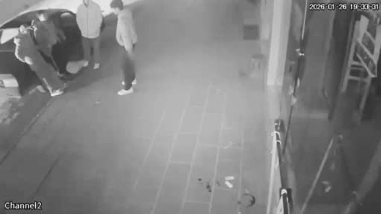 Aksaray'da gece yarısı tekstil mağazasına soygun: Güvenlik kamerası olay anını kaydetti