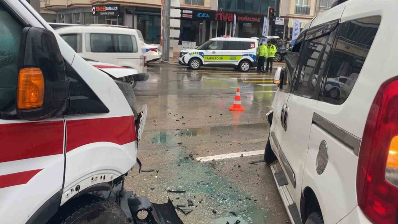 Aksaray'da hasta taşıyan ambulans ile hafif ticari araç çarpıştı: 8 yaralı
