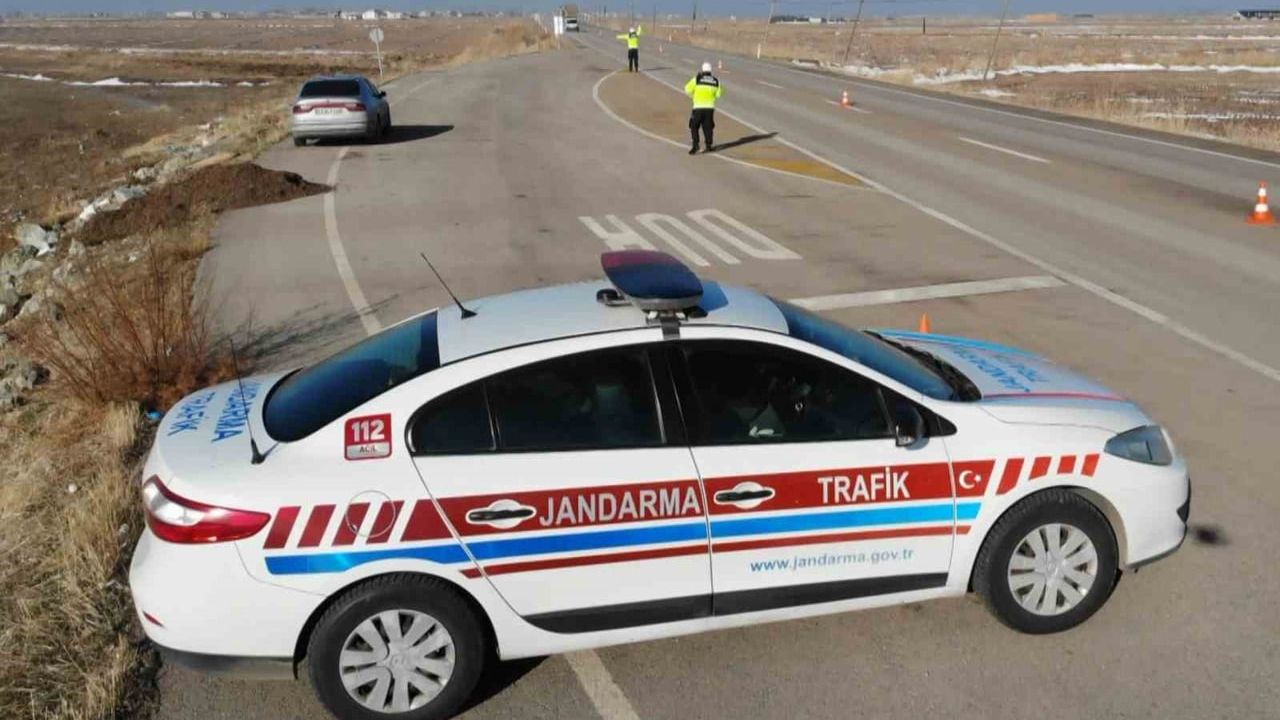 Aksaray'da İl Jandarma'dan Kış Lastiği Denetimi: Ticari Araçların Lastik Dişleri Ölçüldü