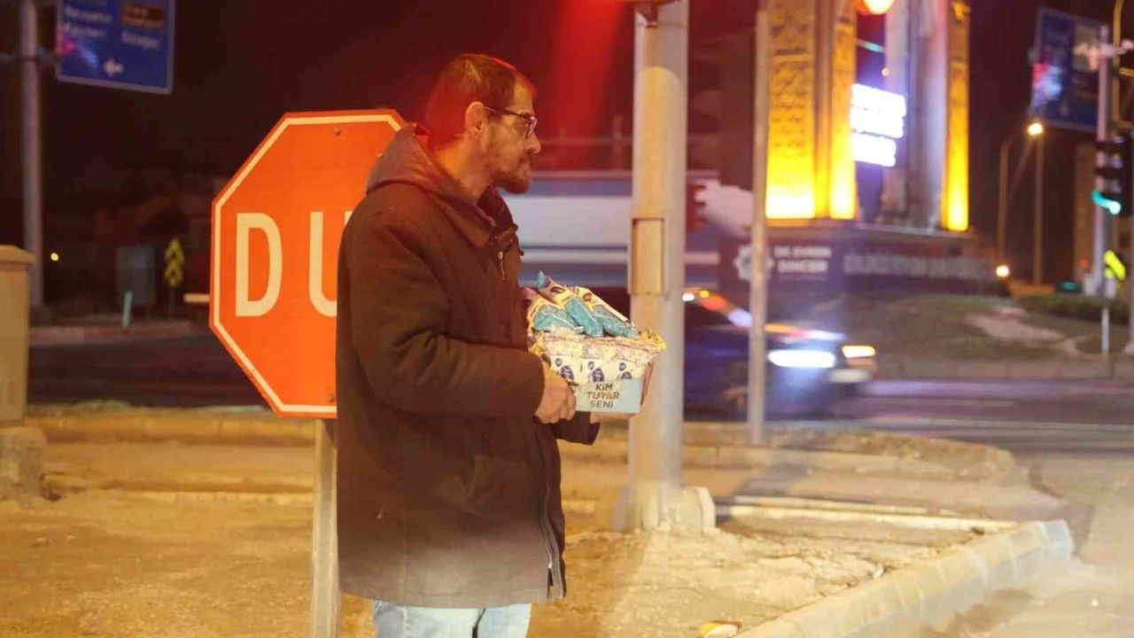 Aksaray'da Karayolu Kavşağında Mendil Satarak Geçimini Sağlayan 42 Yaşındaki Adam