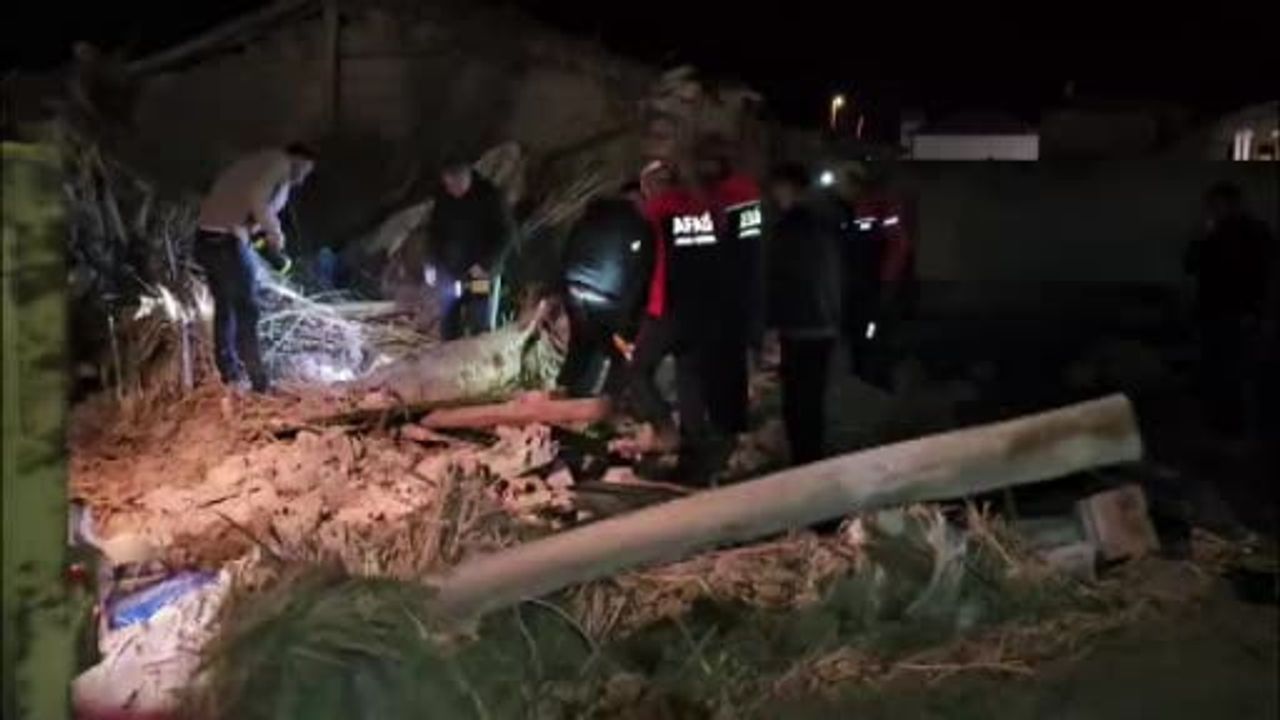 Aksaray'da mandıra çöktü, yaklaşık 20 küçükbaş hayvan telef oldu